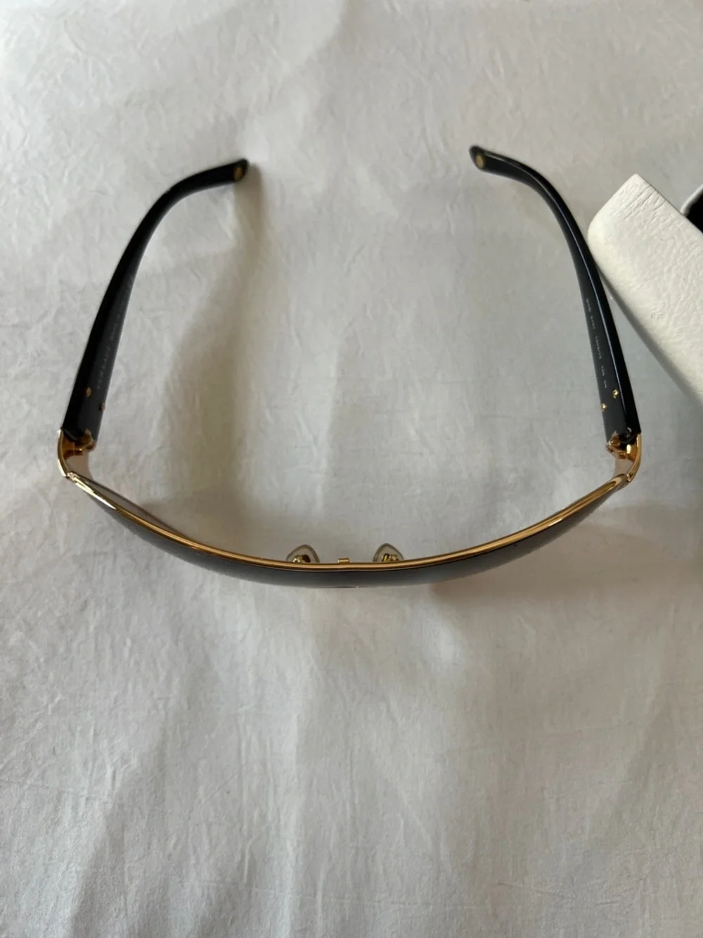 Black and gold - Versace Sunglasses with Case - Picture 3 of 9